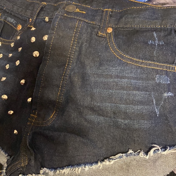 Signature 8 studded frayed denim distressed shorts size medium - Picture 5 of 5